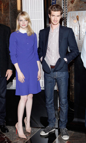 記者会見中もイチャイチャ、『スパイダーマン』アンドリュー＆エマのラブラブ情報をキャッチ！